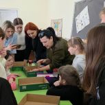 Сторонники «Единой России» изготавливают браслеты для участников СВО
