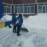 Ульяновские единороссы помогли расчистить от снега дворы и территории социальных учреждений