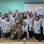"Наши наставники": партийцы провели урок мужества для студентов медколледжа