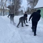 Активисты «Единой России» проводят уборку снега в муниципалитетах