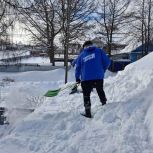 Снежный десант для семьи защитника: молодогвардейцы пришли на помощь матери военнослужащего