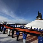 В Чебоксарах активисты «Молодой Гвардии Единой России» развернули 100-метровую Георгиевскую ленту