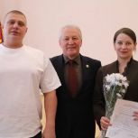 Свой дом — молодым: в Нефтегорском районе вручили жилищные сертификаты 10 семьям
