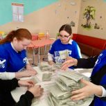 В Фокино школьники и волонтёры изготовили 100 комплектов армейского «сухого душа» для бойцов СВО
