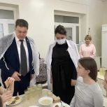 В Октябрьском партийный десант проверил качество питания в гимназии № 2