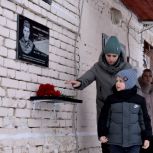 При поддержке «Единой России» в Рязани открыли мемориальную доску и Парту Героя в честь участников СВО