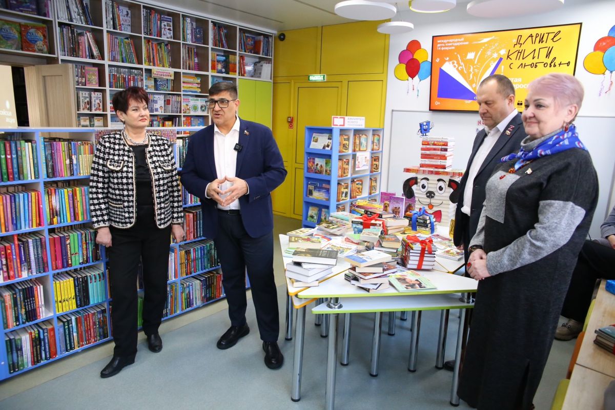 Депутаты от «Единой России» передали новые книги в библиотеку Прокопьевска