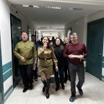 Волонтеры «Единой России» поздравили участников СВО с Днем защитника Отечества в госпитале им. Мандрыка