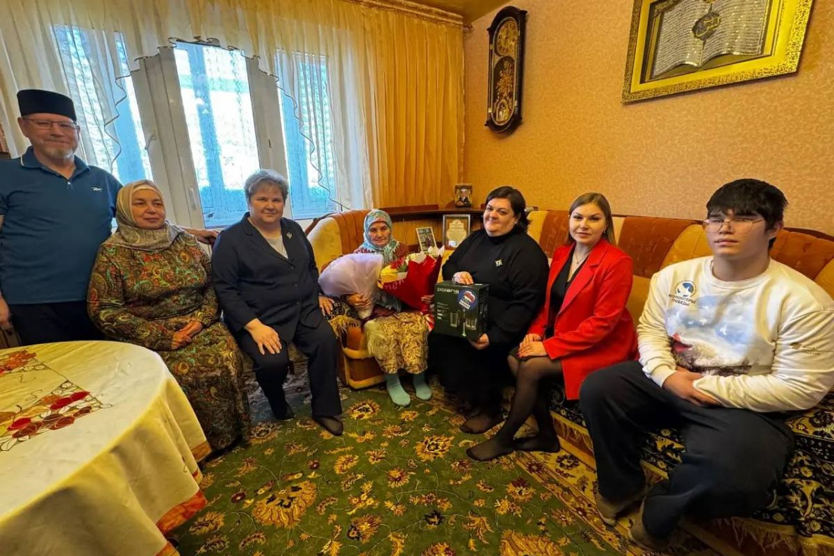 Единороссы Пыть-Яха поздравили с юбилеем ребёнка войны