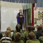 Партиец Алла Мухлынина организовала для юнармейцев показ фильмов о бойцах, погибших в зоне СВО