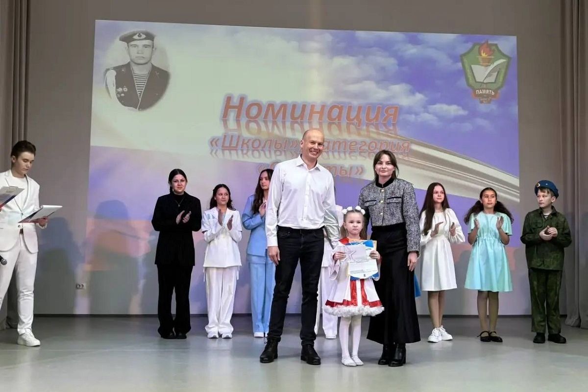 Виктория Фоменко наградила юных лауреатов окружного фестиваля патриотической песни