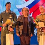 В Челябинске на сцене Дворца культуры ЧТПЗ участнику СВО Андрею Вардугину вручили заслуженную награду