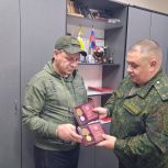 В Советском округе торжественно вручили заслуженные награды участнику СВО