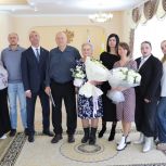 «Крепкая семья»: Секретарь местного отделения поздравил с золотой годовщиной свадьбы супругов из Ессентуков