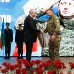 Рашид Темрезов вручил награды ко Дню защитника Отечества и боевое Знамя с подписью Президента России