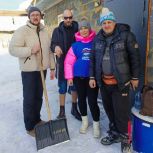 Кемеровские единороссы помогли инвалиду по зрению