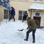 Активисты «Единой России» и «Молодой Гвардии» помогли в расчистке снега у реабилитационно-социального центра