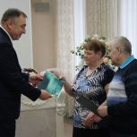 Виталий Першин вручил знаки отличия «Совет да любовь» супружеским парам Железнодорожного района
