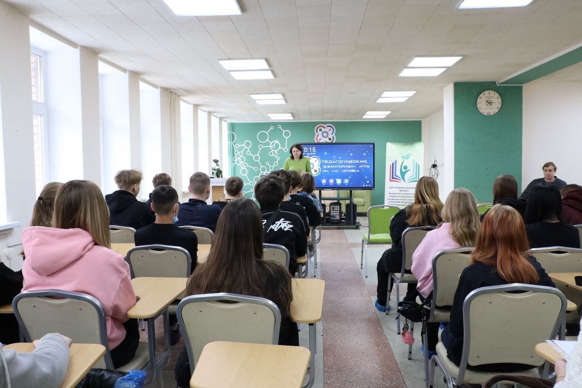 Школьники из Беловодска посетили увлекательную экскурсию в лаборатории ЛГПУ