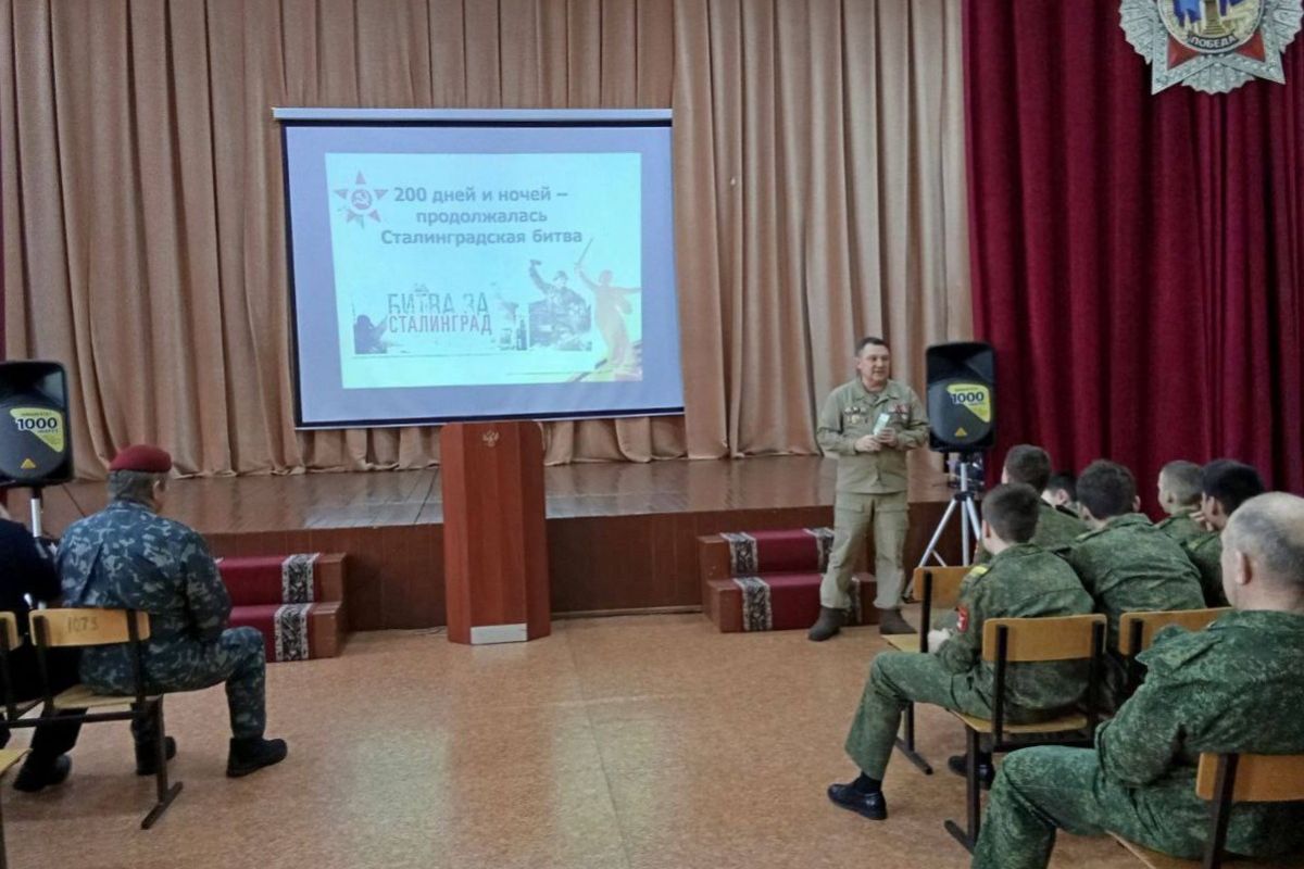 Активисты провели патриотические мероприятия для жителей Октябрьского района