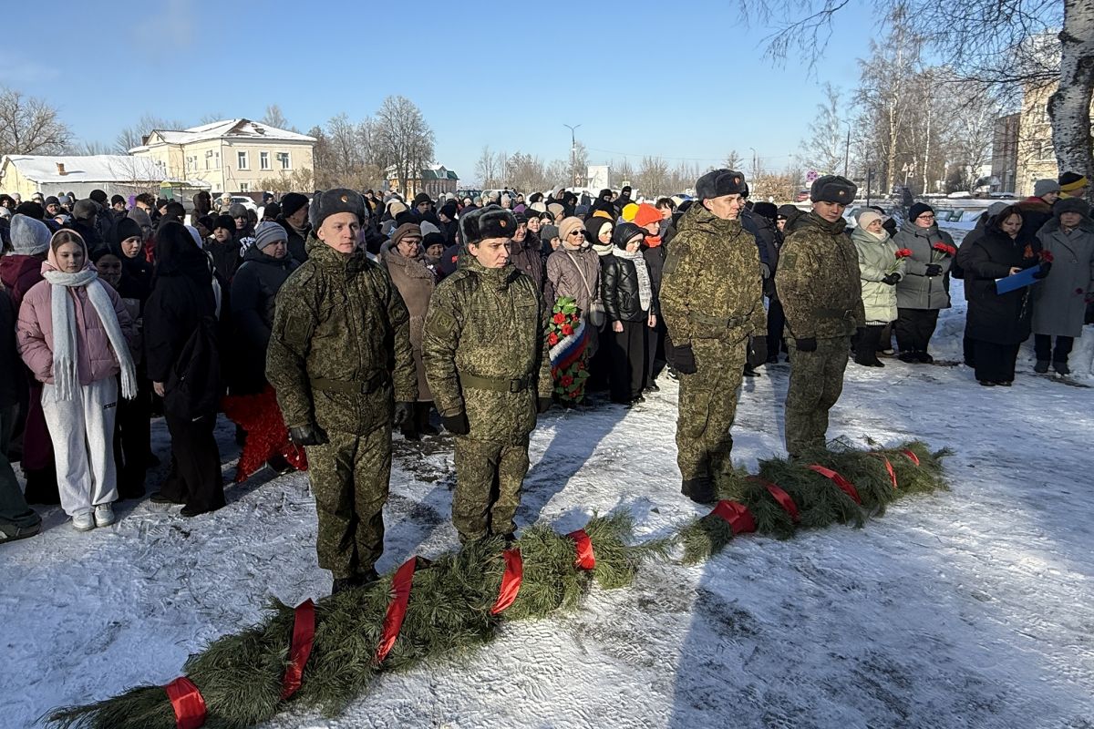 Депутаты поздравили жителей Плюссы с 82-й годовщиной освобождения от немецко-фашистских захватчиков