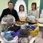 Ко Дню защитника Отечества жители Самойловского района собрали гумпомощь с теплыми вещами