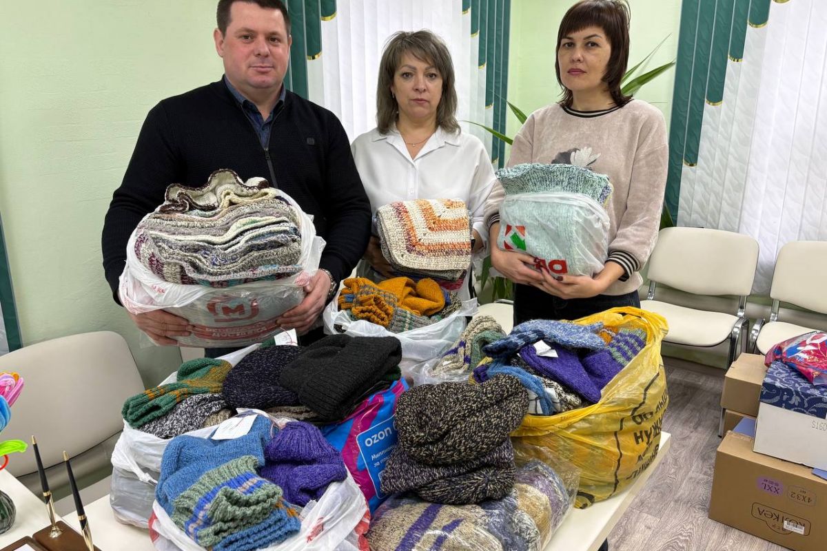 Ко Дню защитника Отечества жители Самойловского района собрали гумпомощь с теплыми вещами