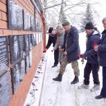Актив «Единой России» принял участие в памятных мероприятиях ко Дню защитника Отечества