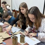 Активисты «Единой России» провели в Иванове мастер-класс по изготовлению окопных свечей