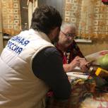 Волонтеры помогают пожилым людям осваивать мобильные приложения