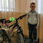 Алексей Золотарев подарил велосипед мальчику из многодетной семьи