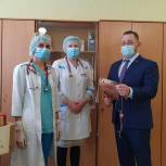 Врачам кузбасских больниц передали шоколад и мандарины