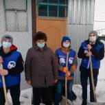 В Камышле  волонтеры помогли одинокому пенсионеру в борьбе со снегом