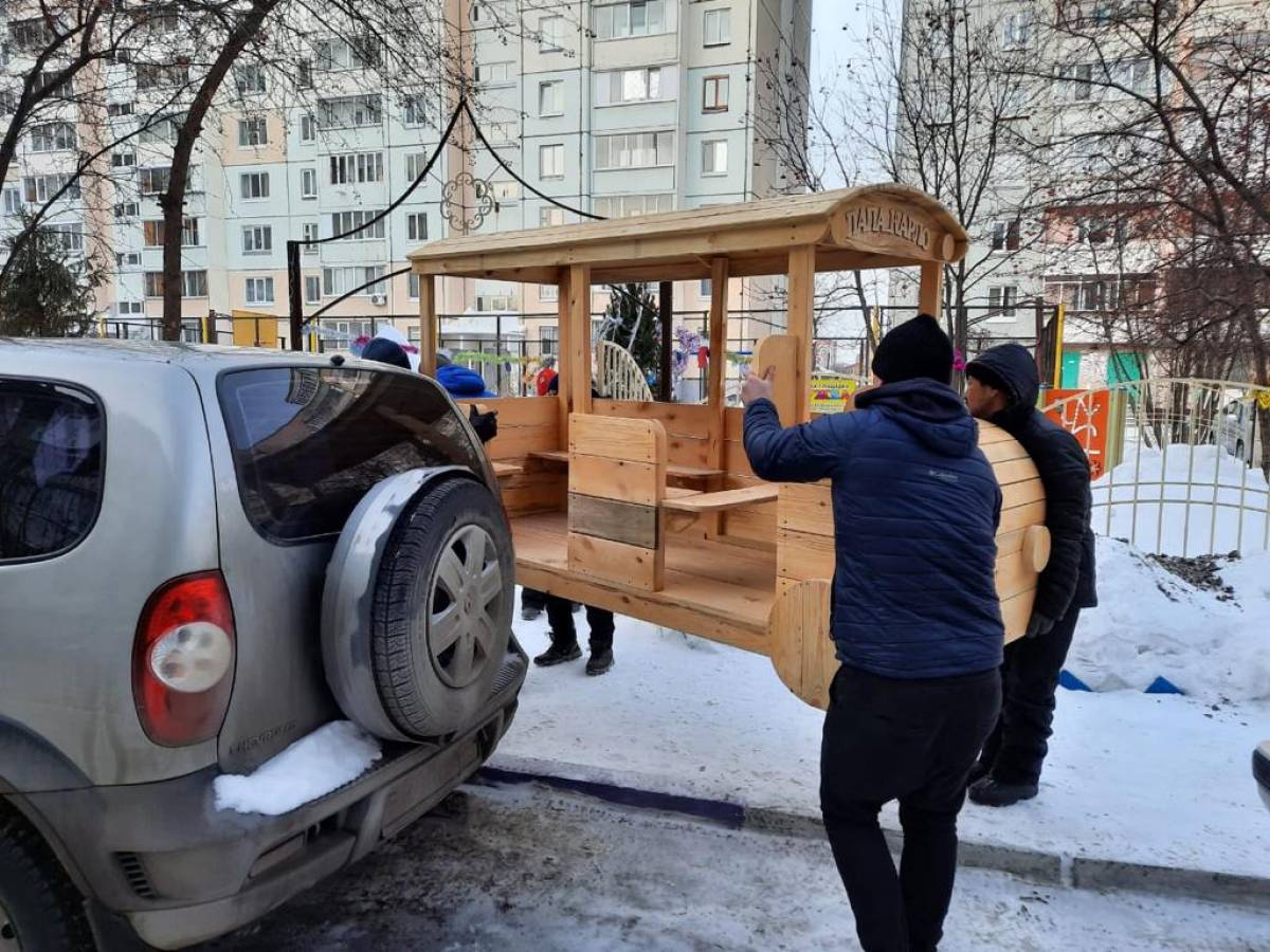 Юрий Арчибасов продолжает благоустраивать детские площадки