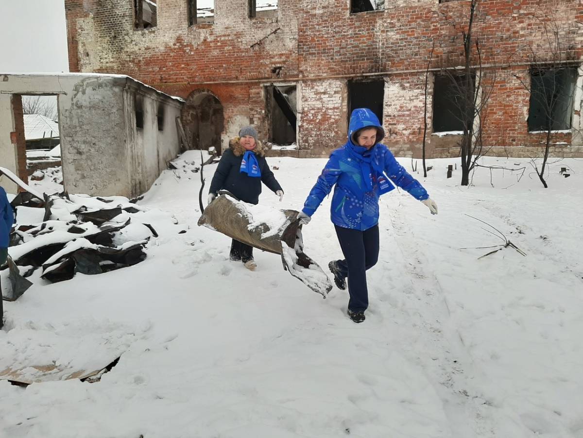 В Касимове единороссы помогли расчистить территорию объекта культурного  наследия