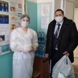 Врачам больницы Забайкальского края доставили воду и обеды