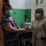 Волонтеры «Единой России» доставляют омским пенсионерам продуктовые наборы