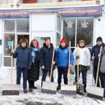 Активисты «Единой России» в Печатниках на юго-востоке Москвы помогают устранить последствия снегопада