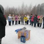 В Малой Вишере единороссы вручили старшему поколению палки для скандинавской ходьбы