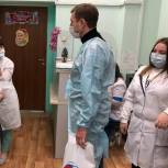 Сенаторы и депутаты в рамках деятельности волонтерского центра партии оказывают поддержку медперсоналу
