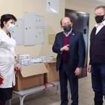 Медикам, работающим в «красной зоне» Королевской горбольницы в Подмосковье, передали медицинские маски и перчатки