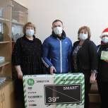 Волонтер Партии подарил Шемуршинской школе жидкокристаллический телевизор