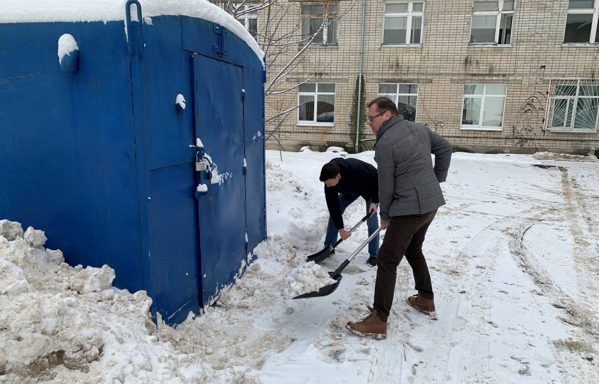 Дежурство на телефоне, оформление документов, доставка лекарств,  обеспечение ГСМ и питанием - единороссы помогают медикам