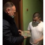 Школьнику из многодетной семьи Федор Тощев подарил планшет