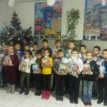 Кизлярский депутат поздравил детей из малоимущих семей поселка Комсомольский