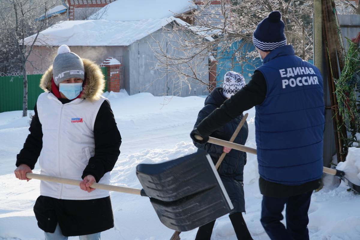 В Алтайском крае волонтеры «Единой России» вышли на борьбу со снегом