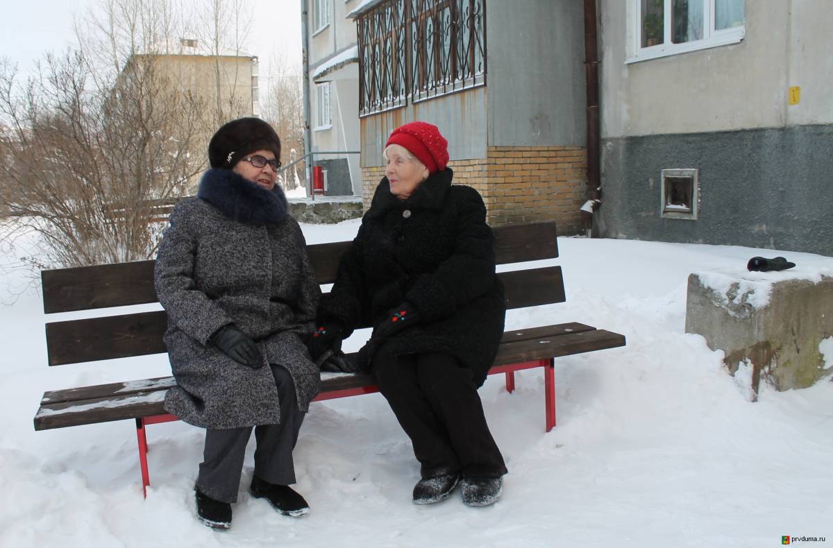 В Первоуральске у подъездов многоквартирного дома поставили новые скамейки