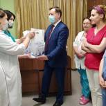 В Балашихе с новогодними праздниками поздравили врачей, работающих в ковид-центре