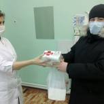 В Межгорье волонтеры «Единой России» доставляют продукты и лекарства людям на самоизоляции