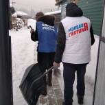В месяц перед Шагаа молодогвардейцы Тувы помогают землякам расчистить снег